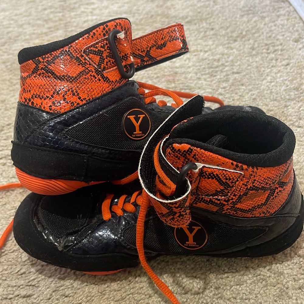 Yes! Wrestling shoes Size 4